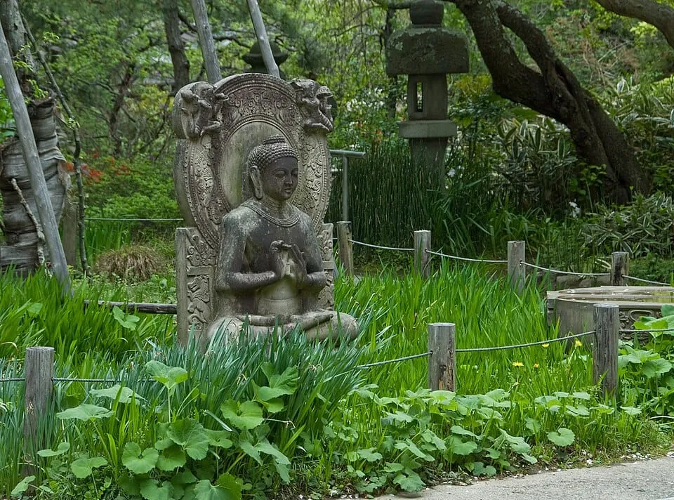 安国論寺境内の石仏