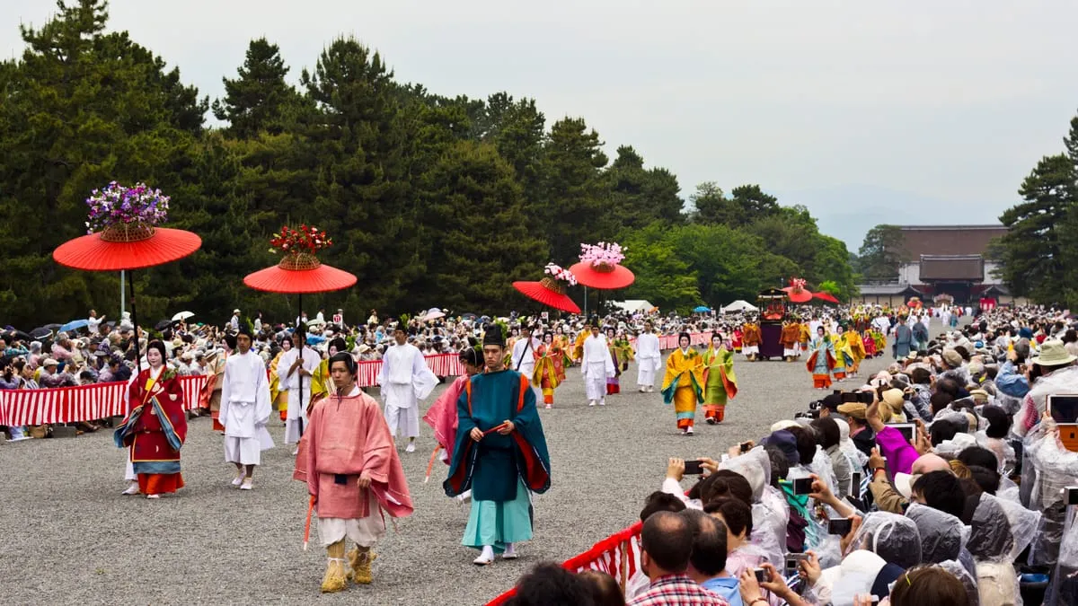 葵祭（賀茂祭）の巡行。平安時代の貴族装束を身にまとい、京都御所から下鴨・上賀茂神社へと向かう王朝絵巻の行列