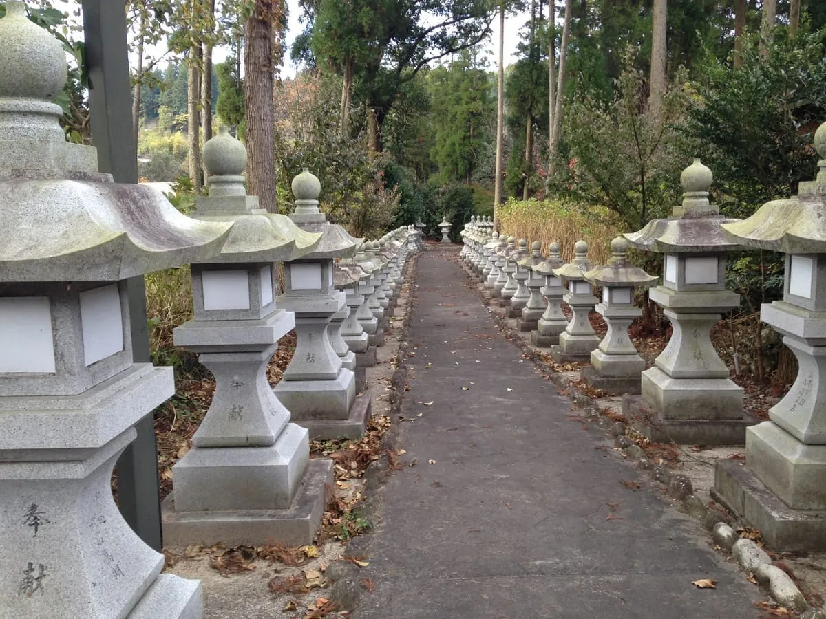 嵐山・瀧神社の参道と石灯籠