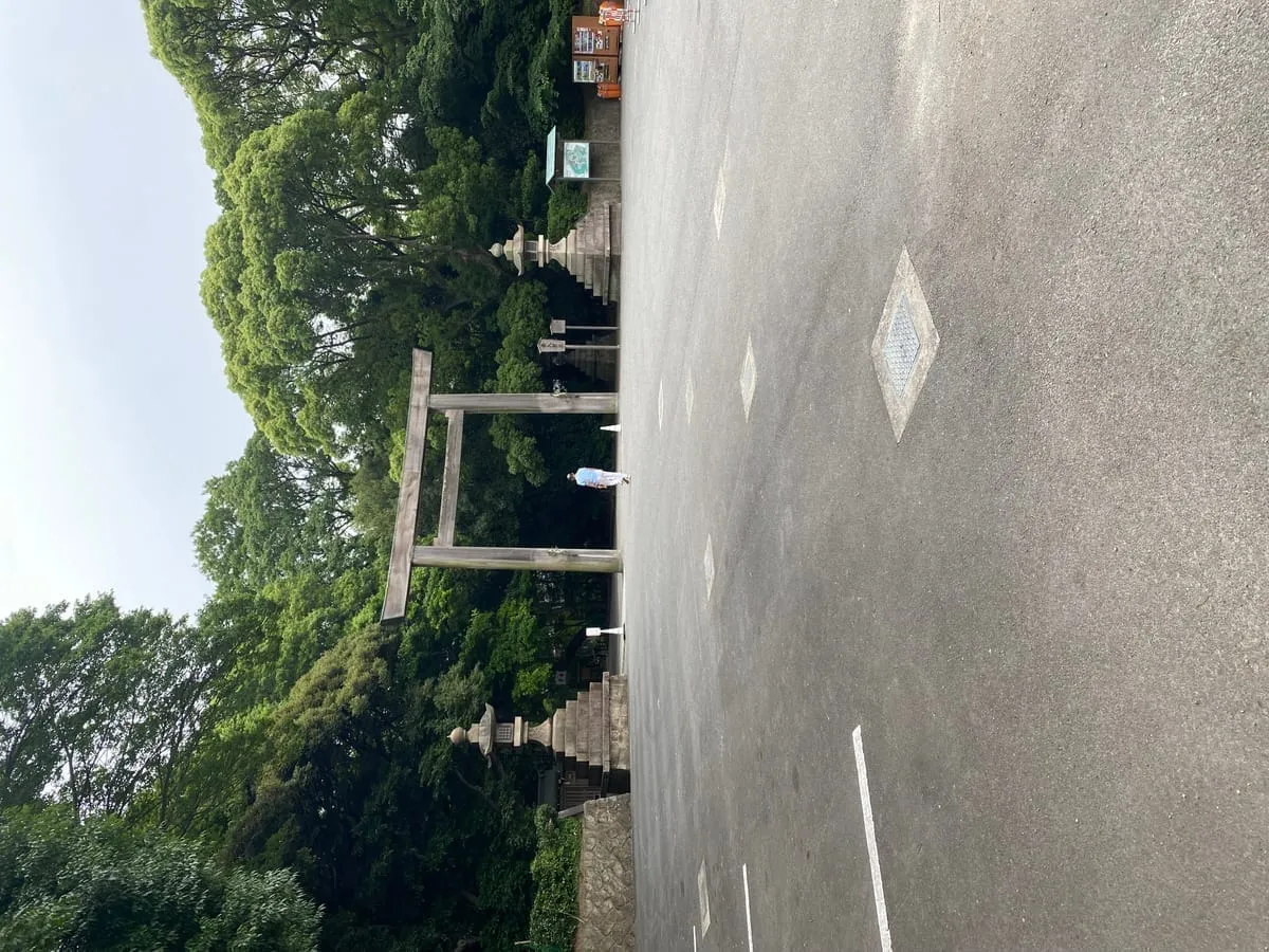 熱田神宮の参道。鬱蒼とした森の中、石畳の参道が本宮へと続く