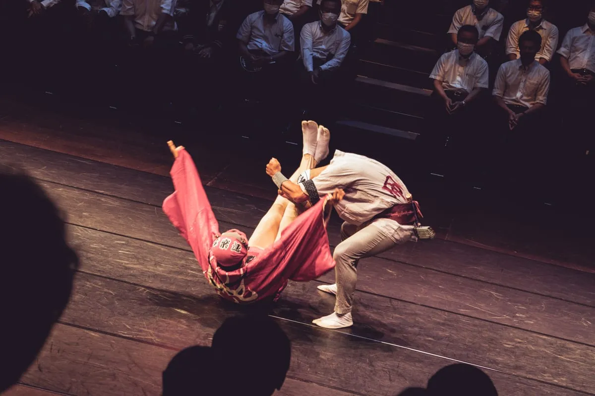 徳島の阿波おどり。「踊る阿呆に見る阿呆、同じ阿呆なら踊らな損々」の囃子とともに、男踊り・女踊りが街に繰り出す日本を代表する夏の舞踊祭