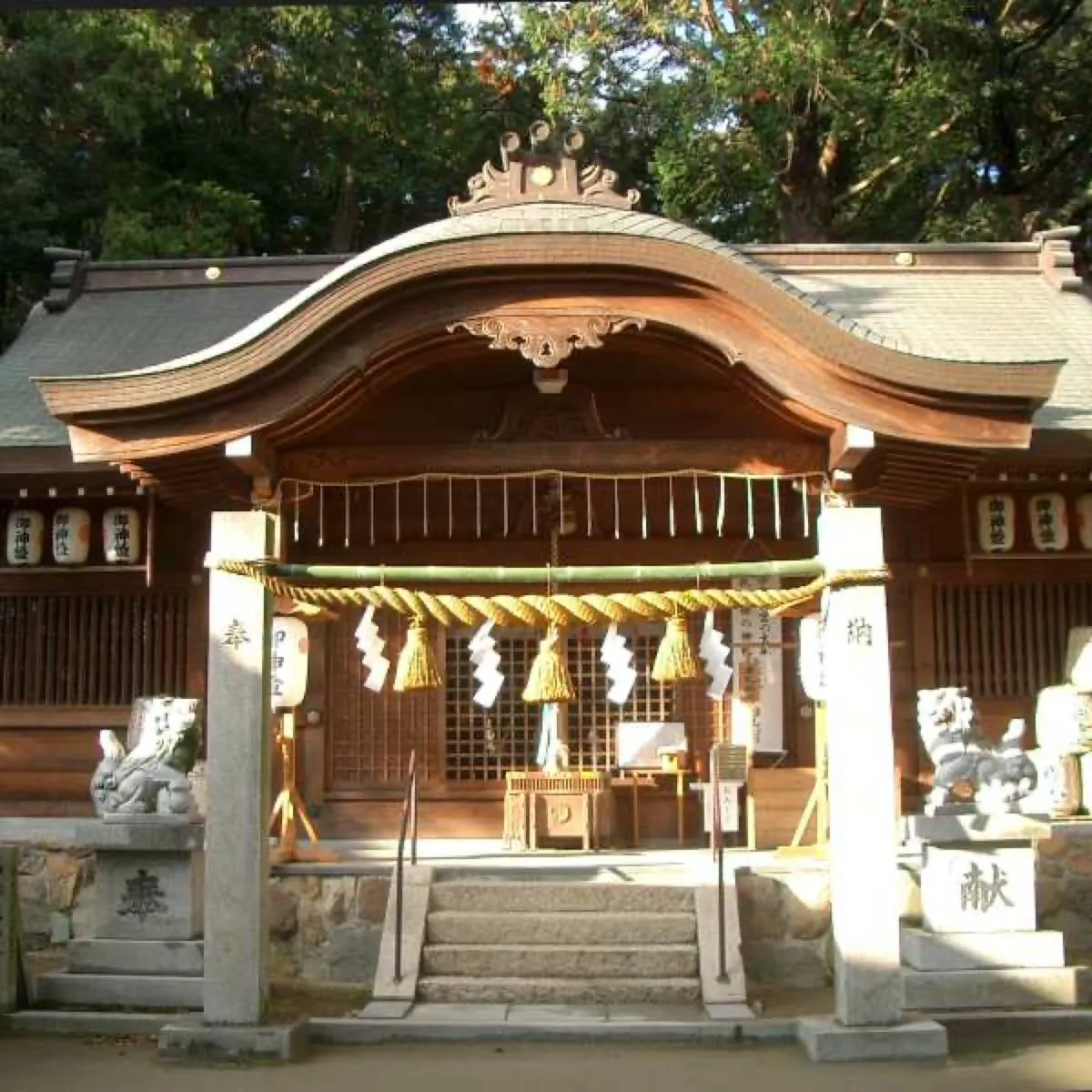 神社に掛けられた基本的な注連縄と紙垂（しで）。神聖な空間を示す