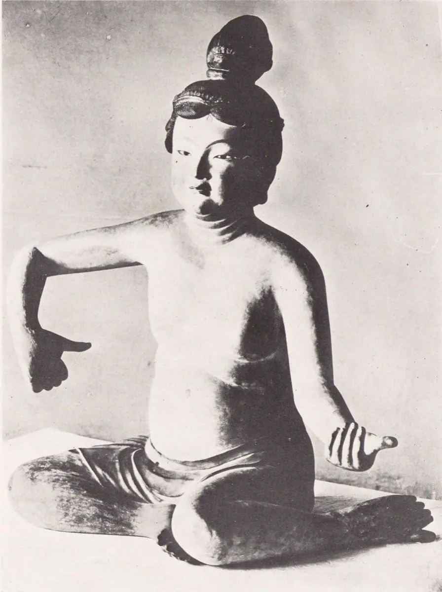 鶴岡八幡宮の弁財天像。琵琶を持つ姿は芸術・音楽の守護を象徴する