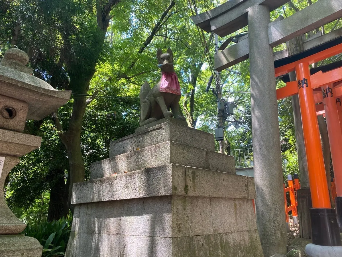 稲荷神社の狐の石像