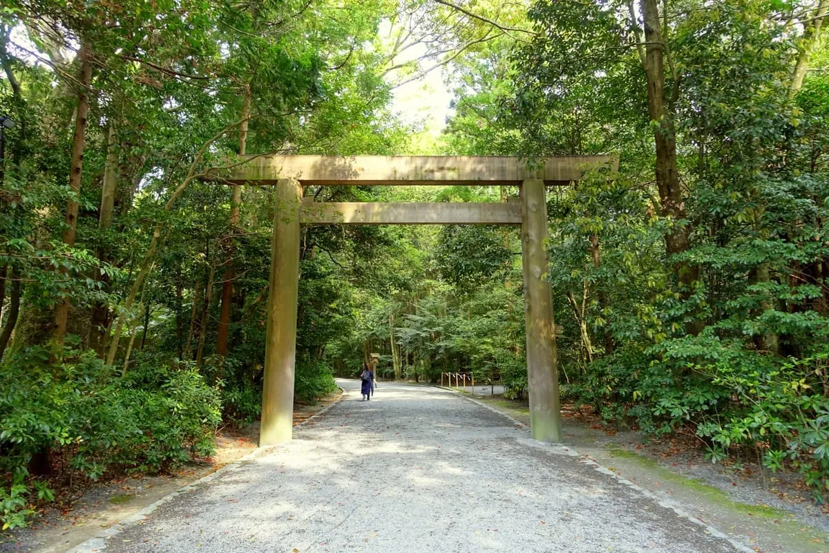 外宮の第一鳥居。杉木立の参道へ続く、清々しい白木の鳥居