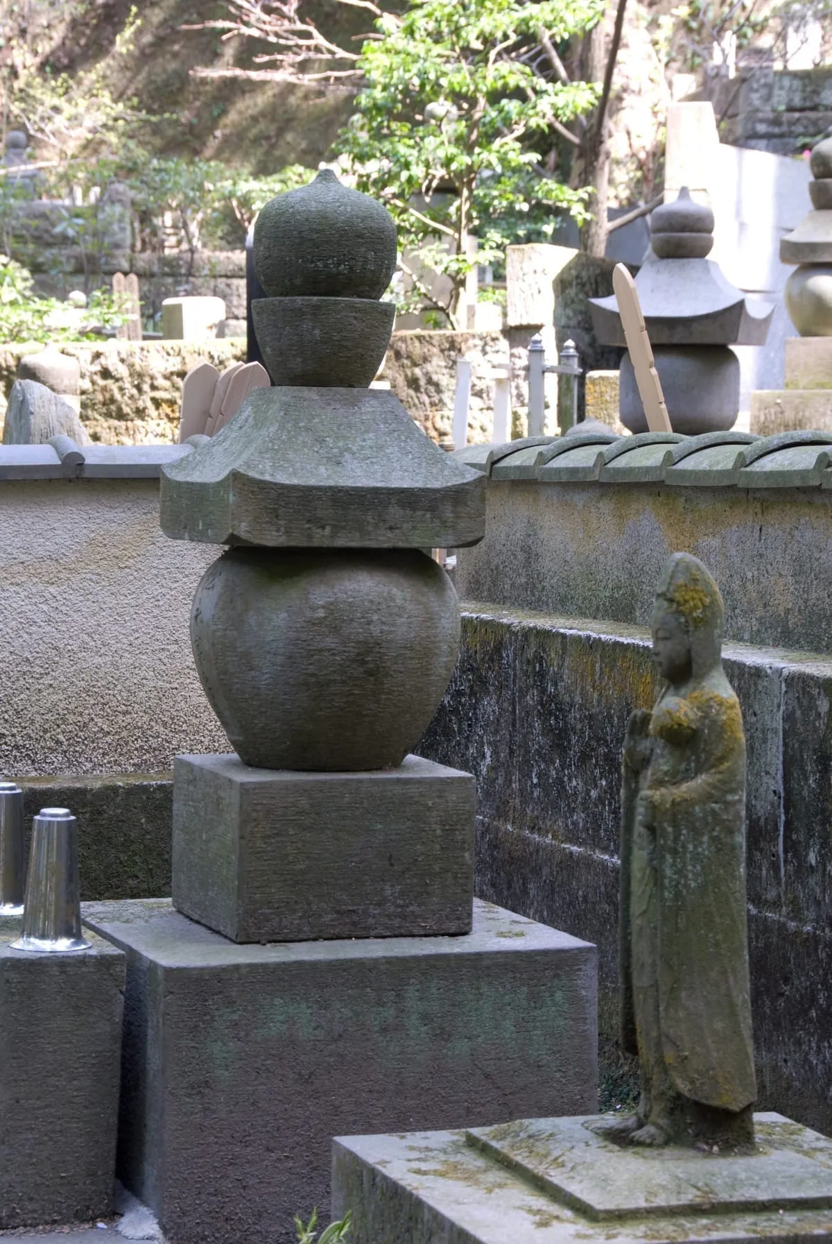 五輪塔(神奈川県鎌倉市・東慶寺近辺)——下から地・水・火・風・空の五大を象徴する