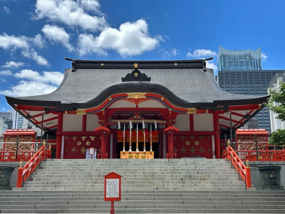 拝殿の正面。賽銭箱と鈴緒が見える