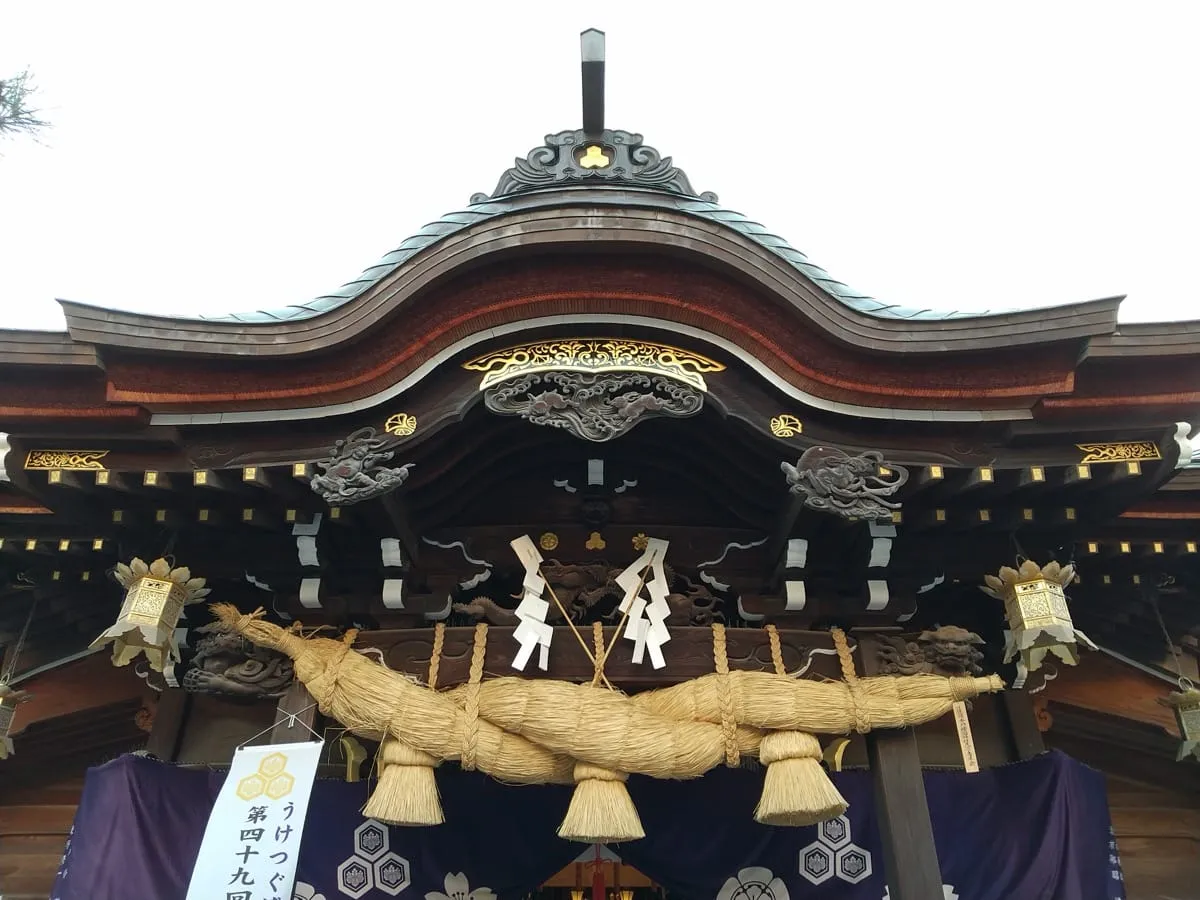 櫛田神社拝殿の堂々とした注連縄。建築と調和した美しい形状