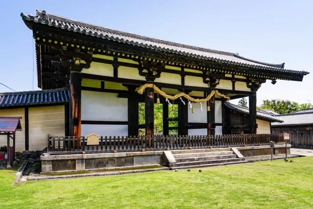 八脚門。8本の柱で支える大型の門