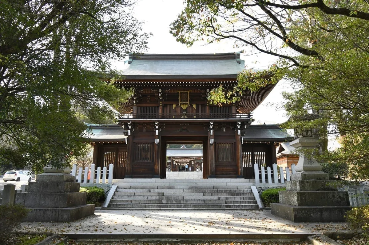 速谷神社の楼門。国の重要文化財に指定された朱塗りの楼門越しに拝殿が望める