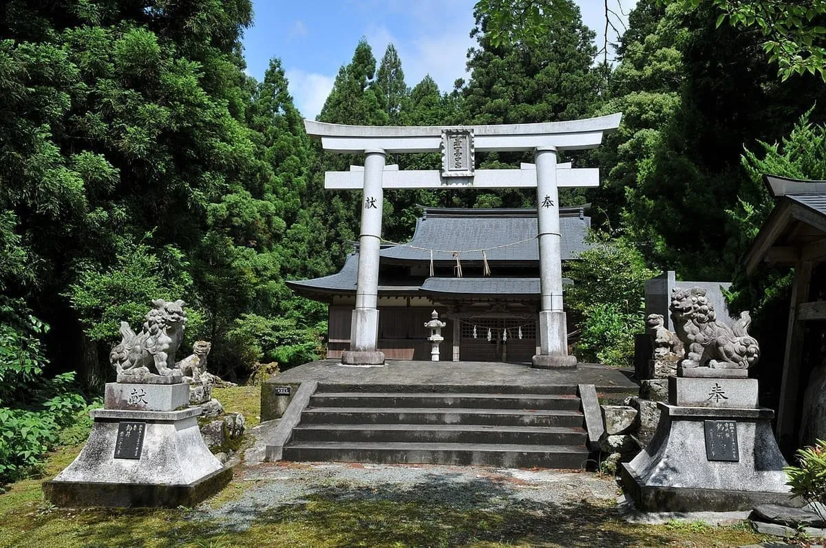 神社境内の全体像。鳥居から本殿まで、神聖な空間が段階的に構成されている