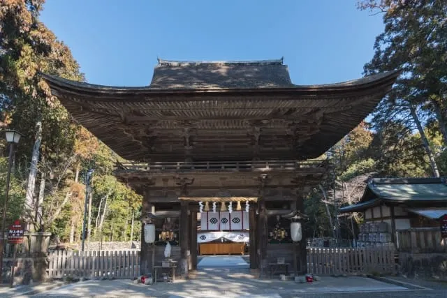 楼門。上層に縁と高欄を持つ二重構造