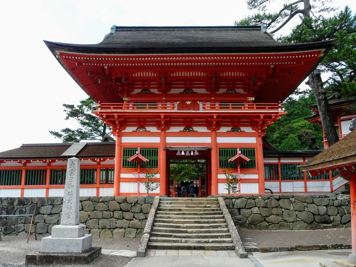 日御碕神社の二重楼門。出雲大社から日御碕灯台へ向かう海岸線に鎮座する、朱塗りの社殿が鮮やかな神社