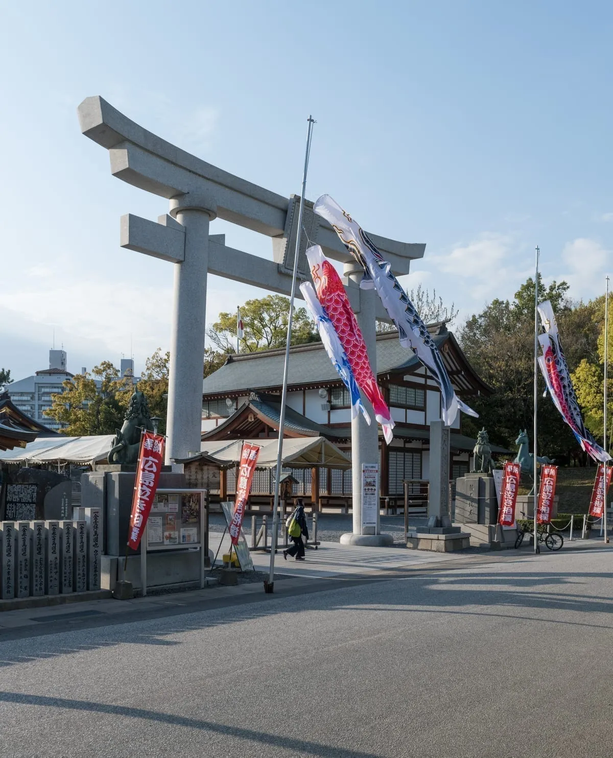 広島城址内に鎮座する広島護国神社の大鳥居。城の石垣と朱鳥居の対比が印象的