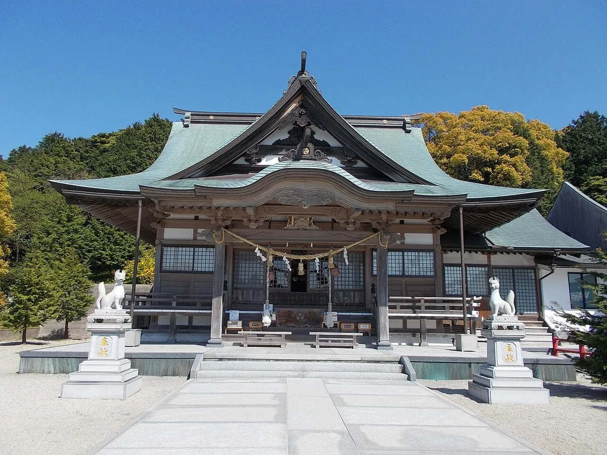 鏡山神社の本殿前に座る稲荷の狐。口にくわえているのは宝珠や鍵など