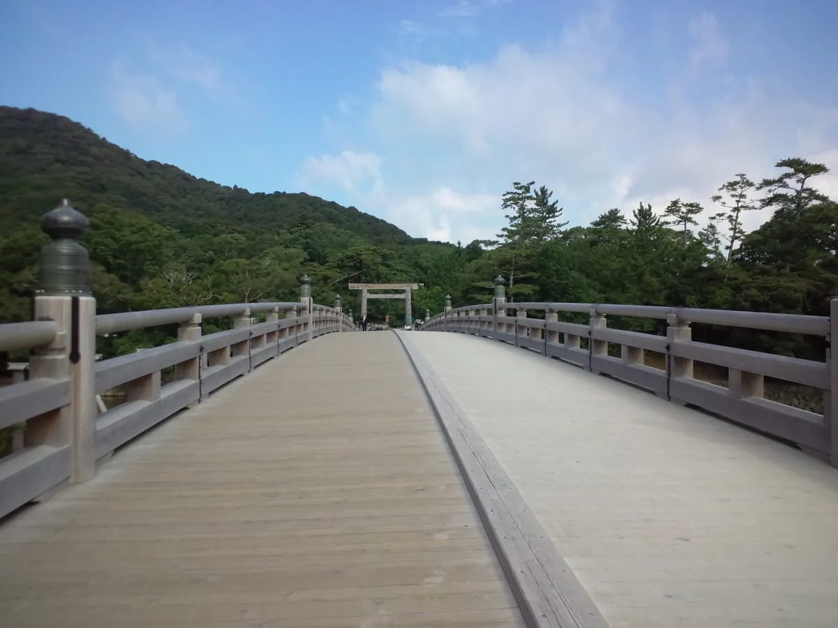 伊勢神宮内宮・宇治橋。五十鈴川に架かる木製の橋が内宮への入口