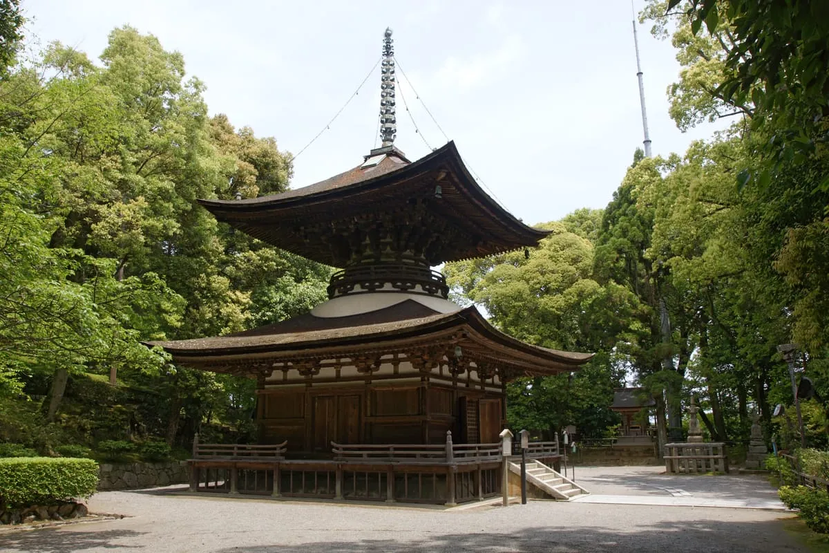 石山寺多宝塔（滋賀県大津市・国宝、1194年）