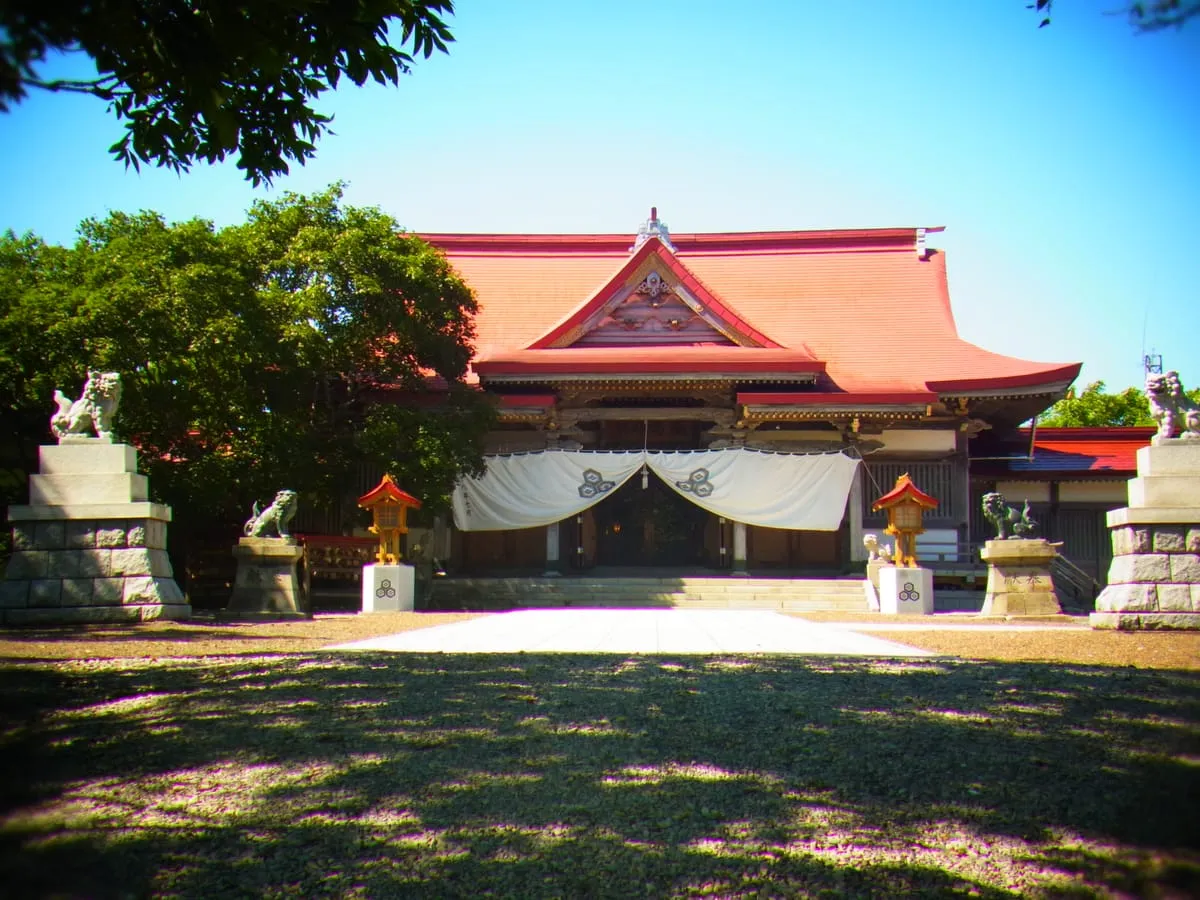 釧路厳島神社の社殿。釧路国の一宮として1805年に創建。市杵嶋姫命を祀り、漁業・海上安全のご神徳で釧路の港町に深く根付いた神社だ