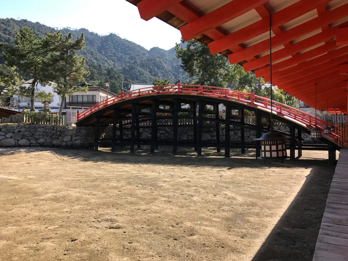 厳島神社の反橋（そりはし）。海上神社への参道に架かる橋