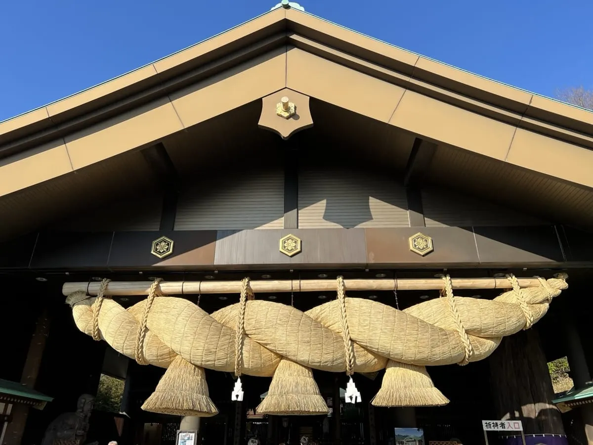 出雲大社神楽殿の大注連縄。長さ約13メートル、重さ約5.2トン