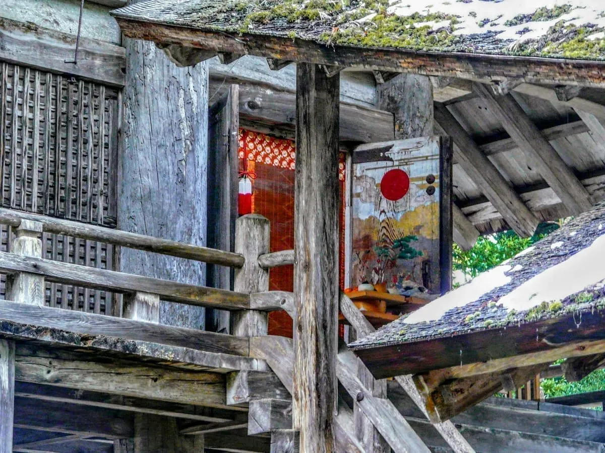 神魂神社の本殿扉。現存最古の大社造建築として国宝に指定されている。祭神は伊弉冊大神(イザナミ)