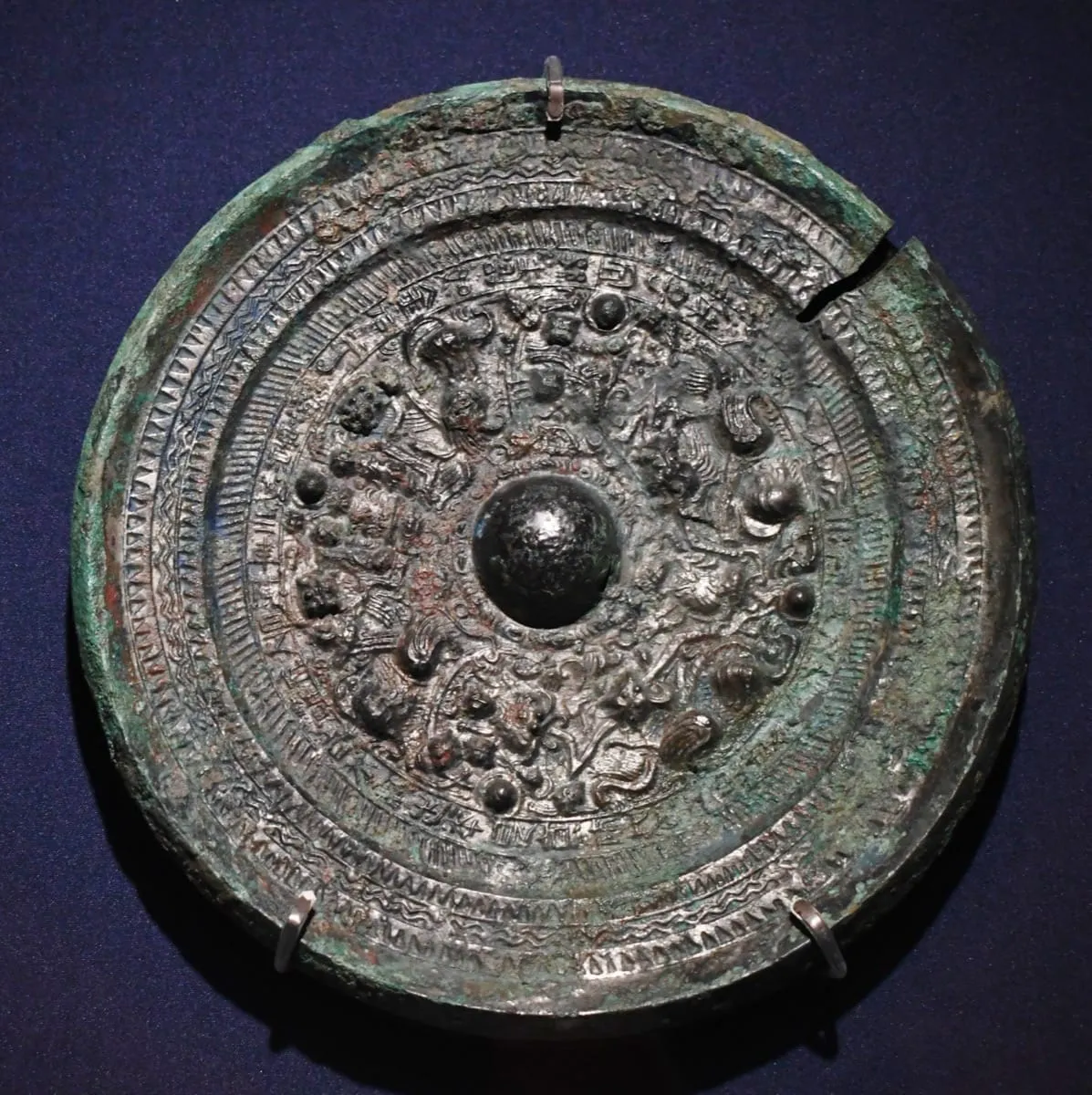 古代の三角縁神獣鏡。神原神社古墳出土の銅鏡で、古代日本の鏡文化を示す