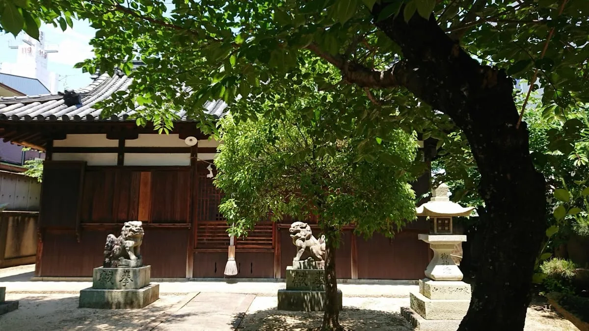 口を開けた阿形と口を閉じた吽形の狛犬