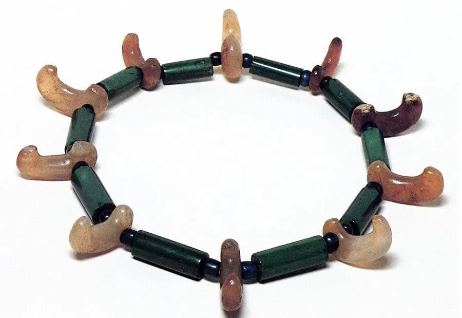7th-century magatama necklace (Metropolitan Museum of Art)