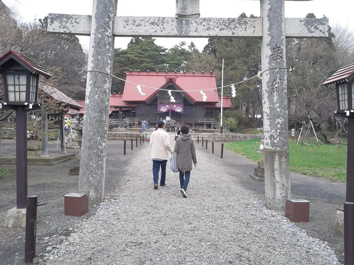 松前神社の鳥居。北海道最南端の町・松前に鎮座する古社。松前城と桜の名所として知られる境内は、重要文化財の社殿を持つ道内屈指の歴史的神社だ