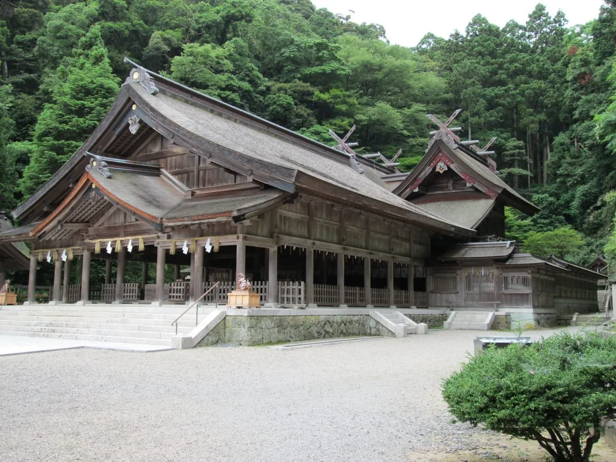 美保神社の社殿。事代主神(えびす様)とその母・三穂津姫命を祀る、全国3385社のえびす神社の総本社