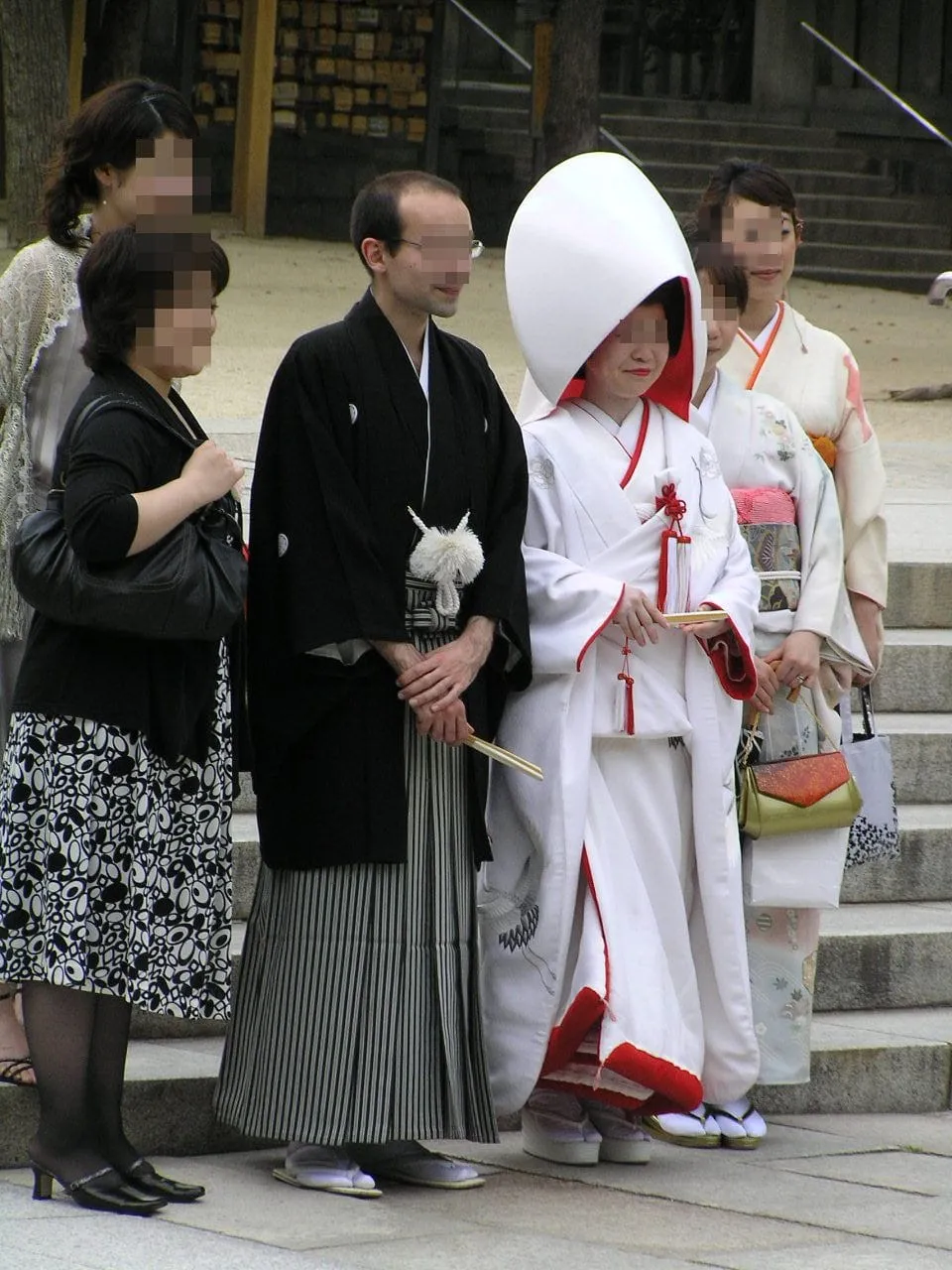 Bride in traditional wedding kimono at Minatogawa Shrine, Kobe (May 2010)