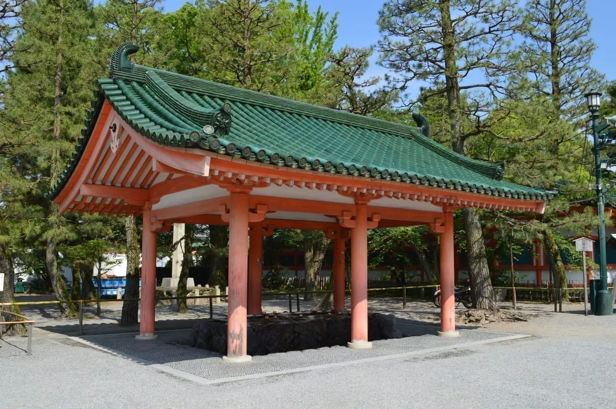 現代的な手水舎。シンプルなデザインと機能性を重視