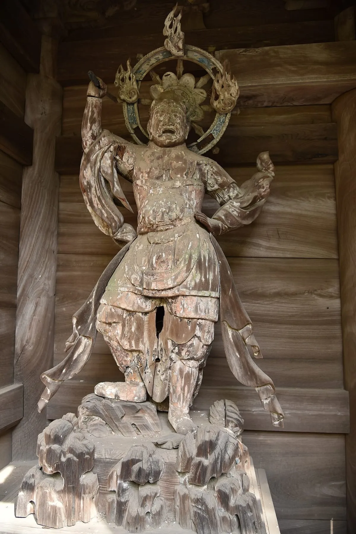 松尾寺の仁王像。金剛力士が仏の教えを守る