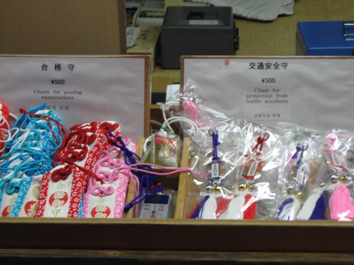 授与所に並ぶお守り（合格守・交通安全守）