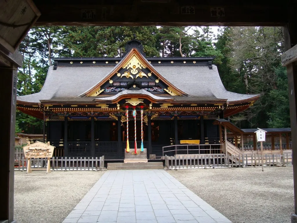 大崎八幡宮の本殿。黒漆と金に彩られた権現造りの国宝建造物。慶長12年（1607年）、伊達政宗が造営した東北唯一の国宝建造物