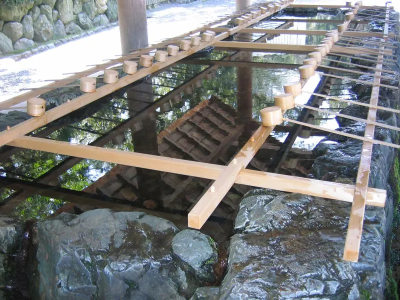 山水を引いた手水舎。清らかな湧き水が流れ続ける