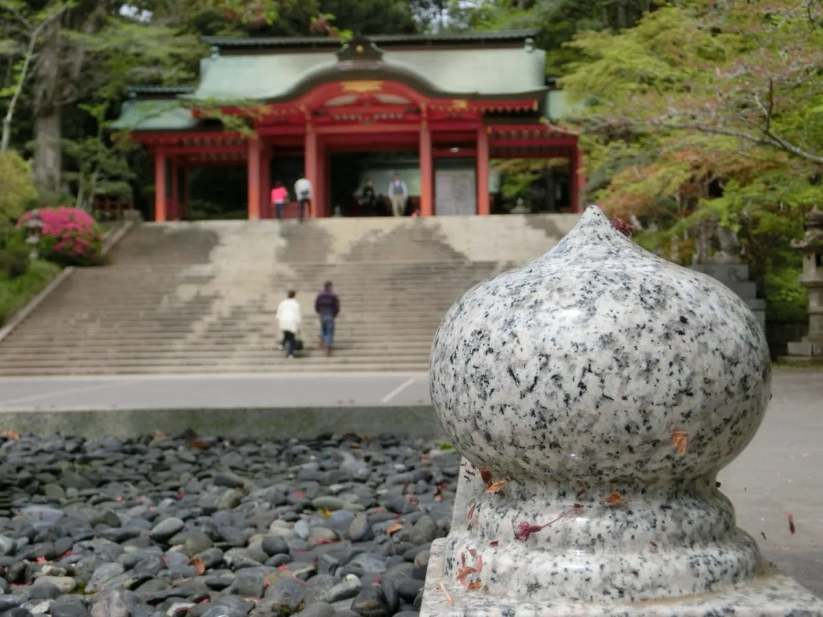 玉砂利が敷かれた参道。歩くたびに音が鳴り、邪気を払う