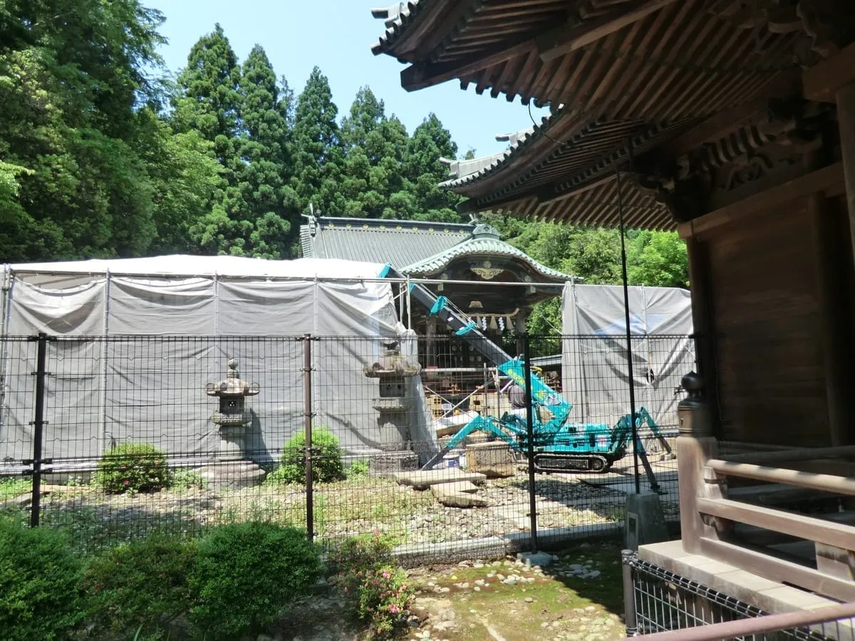 仙台東照宮の唐門と本殿。寛文元年（1661年）に造営された絢爛豪華な権現造りの重要文化財群