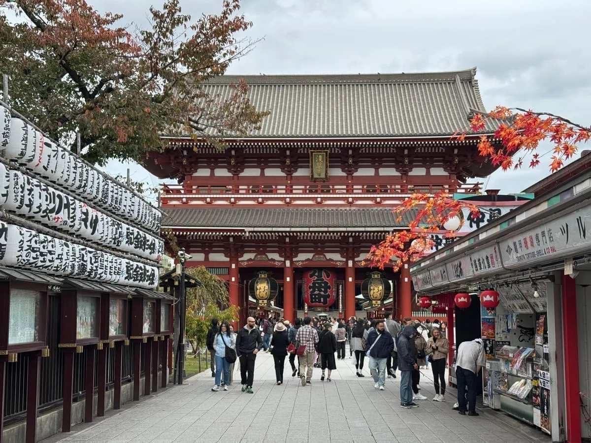 浅草寺の山門と境内