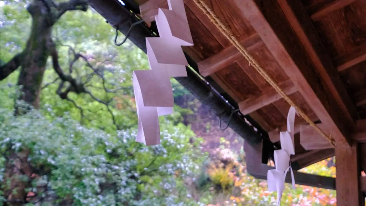 注連縄から垂れ下がる紙垂（しで）。稲妻を象徴するとも言われる