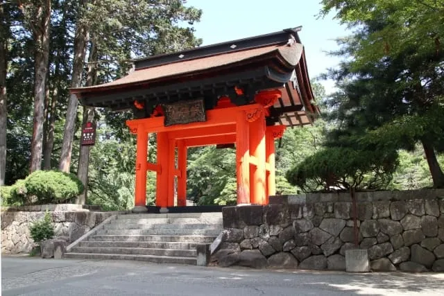 四脚門。本柱の前後に控え柱を持つ構造