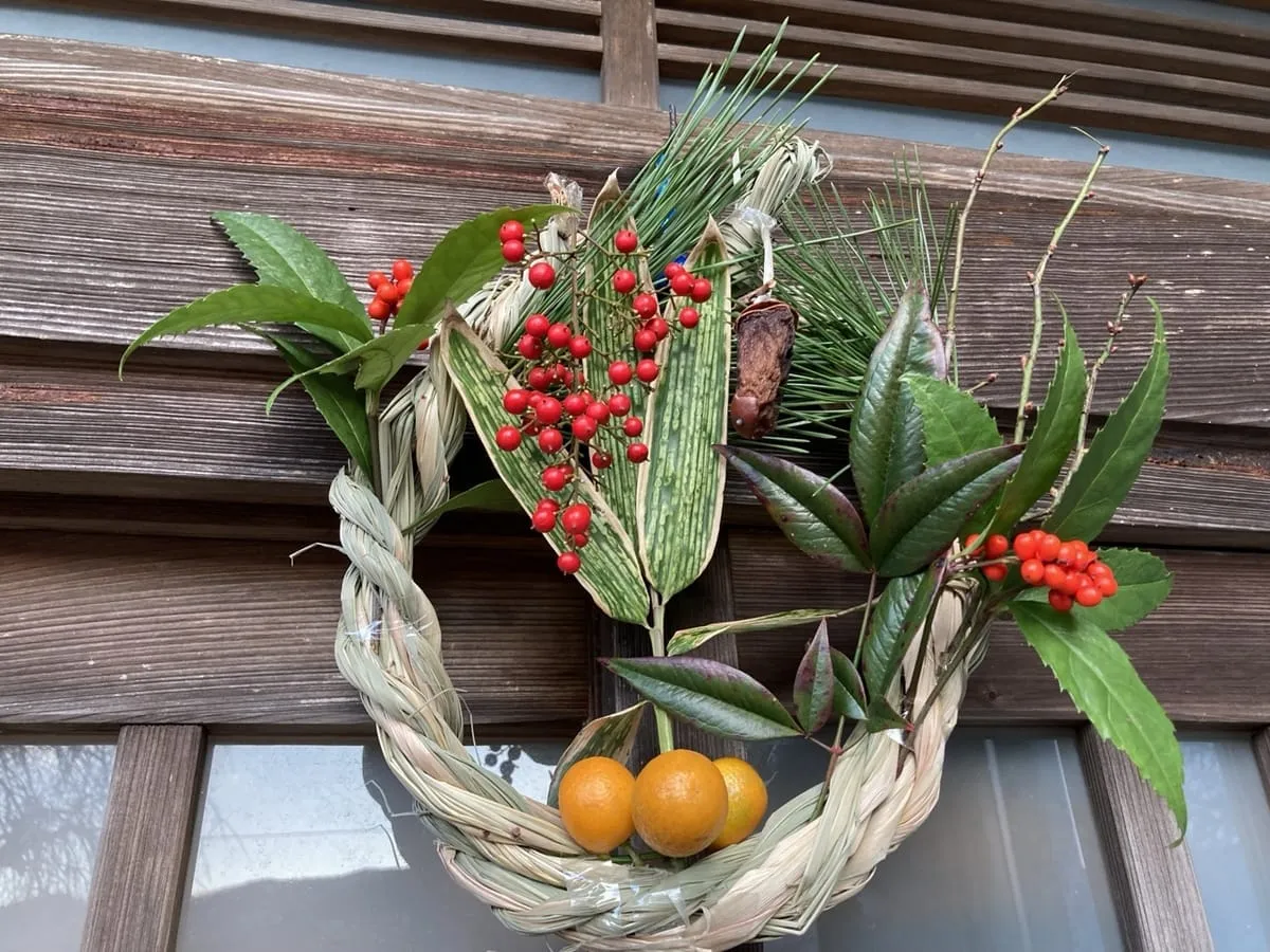正月のしめ飾り。家庭に神聖な空間を作る注連縄の身近な形