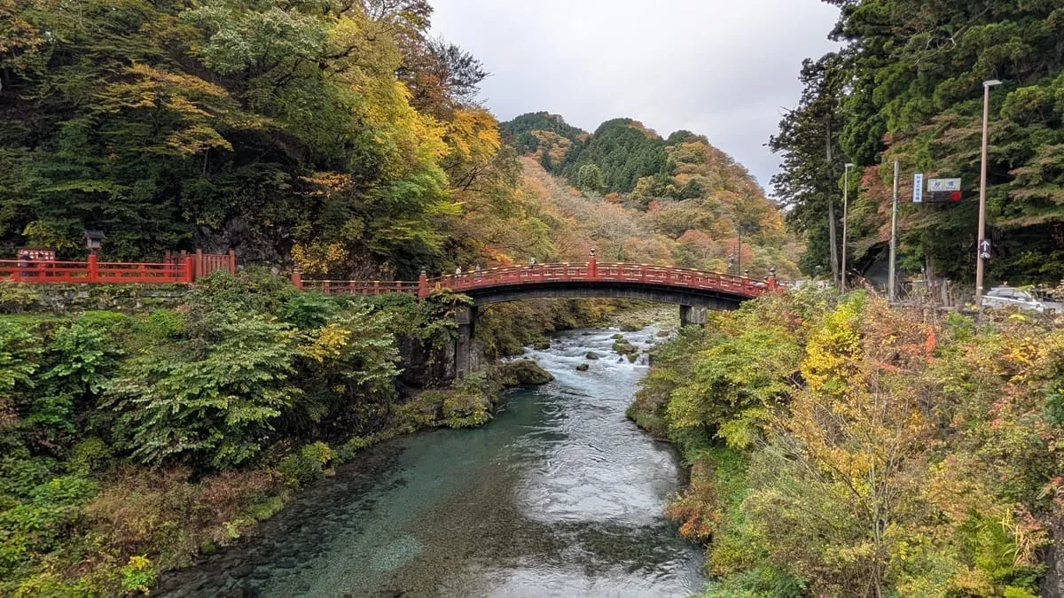 日光・神橋。大谷川に架かる朱塗りのアーチ橋が神域の入口を示す