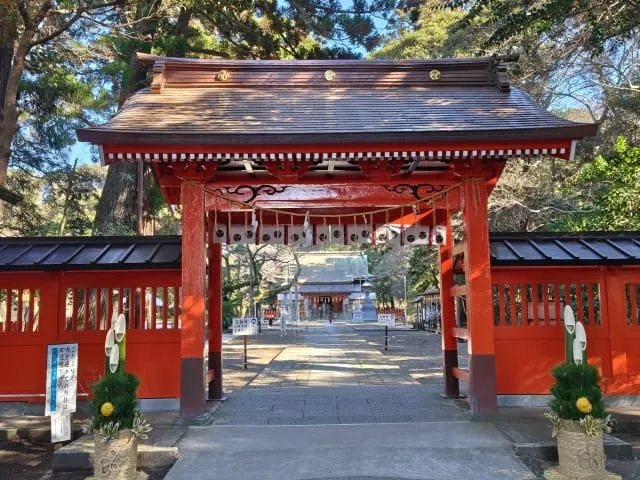 息栖神社の神門。朱塗りの壮麗な佇まい