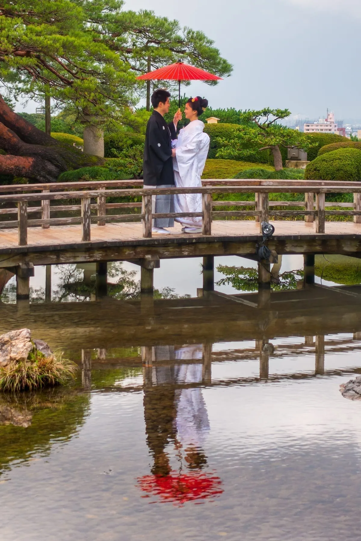A couple in traditional wedding kimono at Kenrokuen Garden, Kanazawa (October 2018)