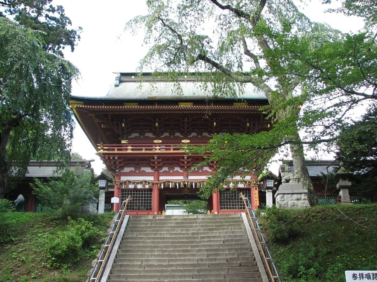 鹽竈神社の楼門。「陸奥国一宮」として古代から信仰を集める東北最古格の神社のひとつ