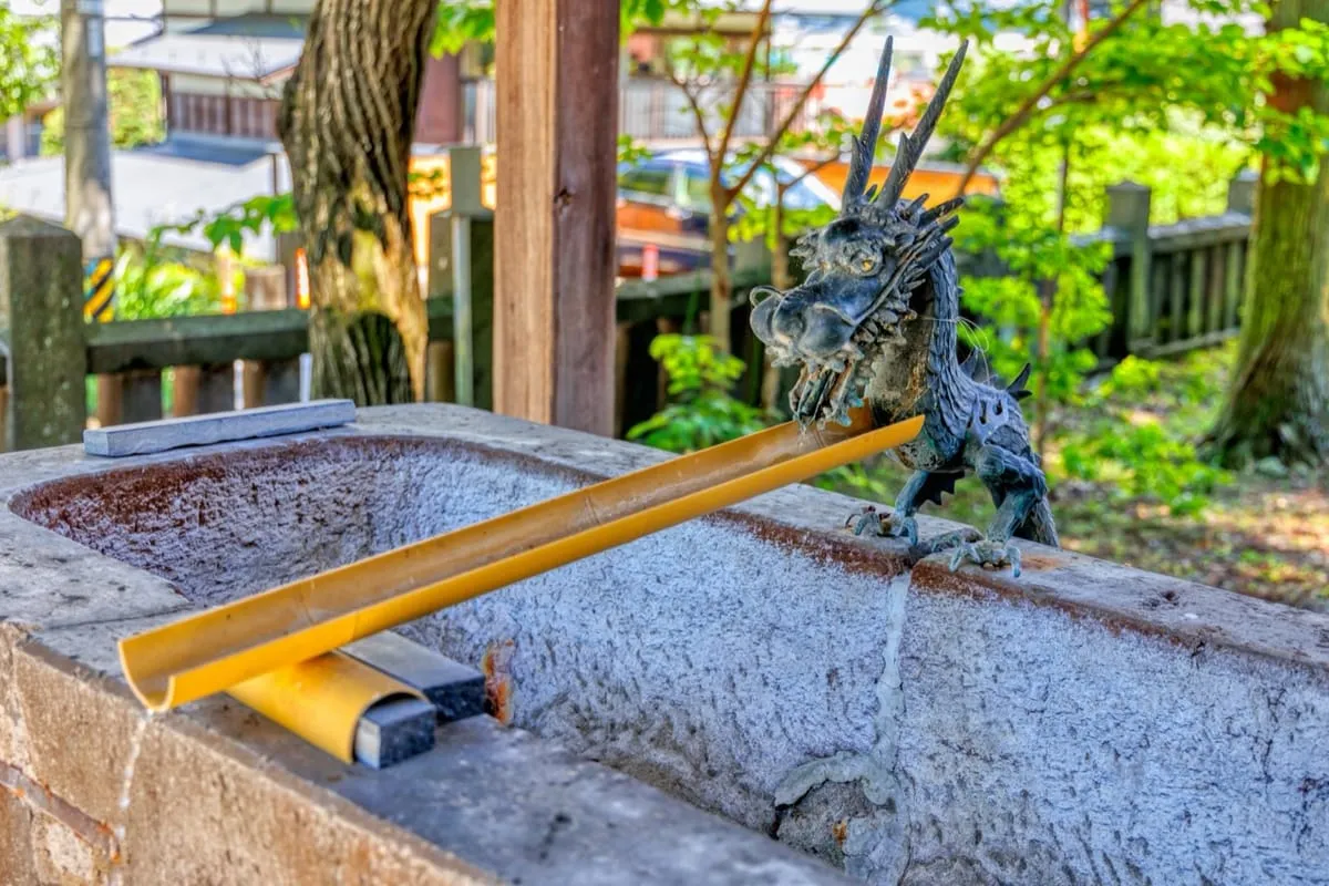 龍の吐水口から水が流れる手水舎