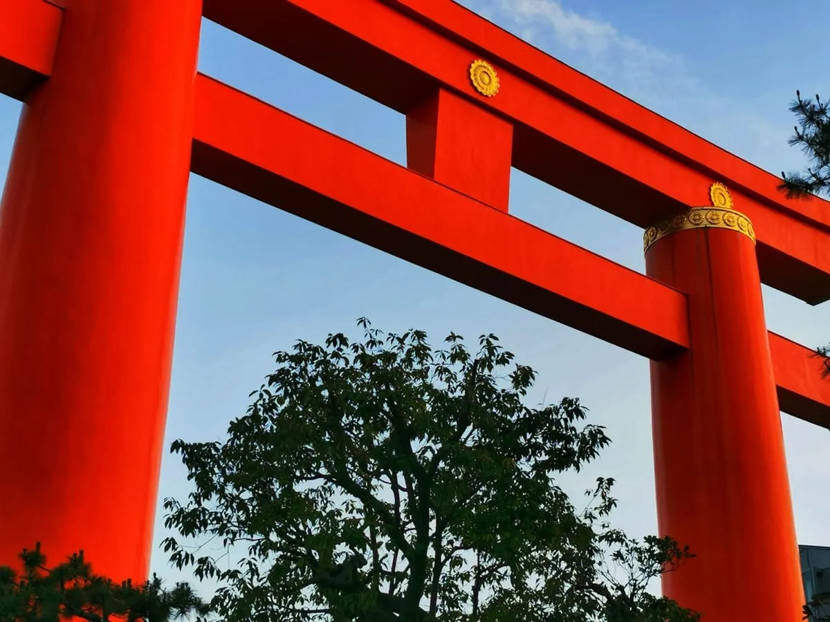 朱色に塗られた明神鳥居。神域への入口を示す