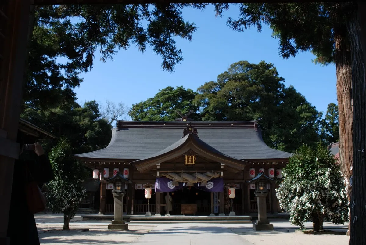 八重垣神社の社殿。素盞嗚尊と稲田姫命の出会いの地として縁結び参拝に人気。境内の天鏡池では「紙占い」が行われる