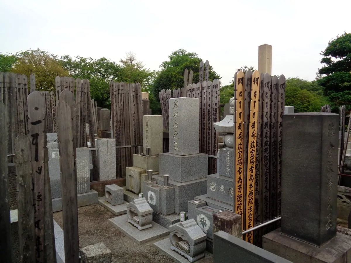 谷中霊園（東京）——70以上の寺院が密集する「寺のまち」の象徴的な風景